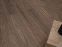 赫爾曼黑胡桃三層實木地板，綻放空間高級美學